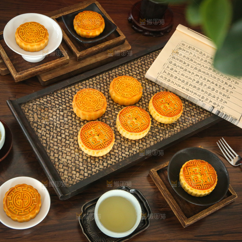 深底上的中秋月饼