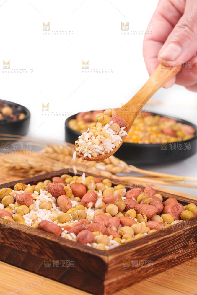 木底上的花生五谷豆浆