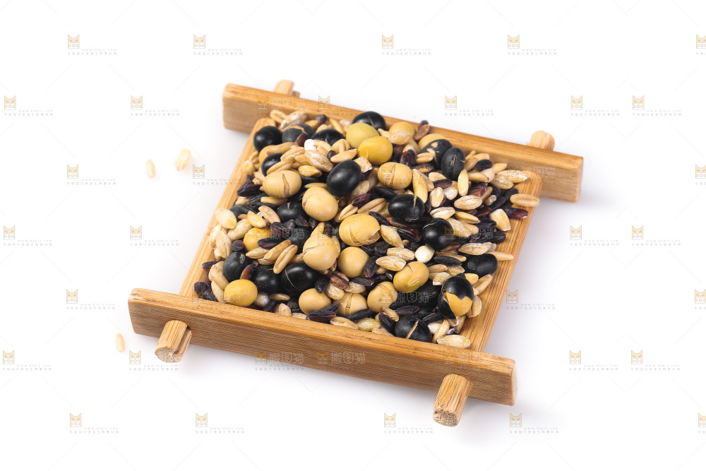 白底上的杂粮豆浆