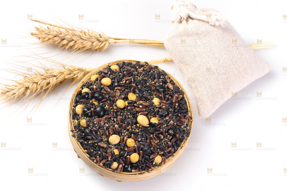 白底上的杂粮豆浆