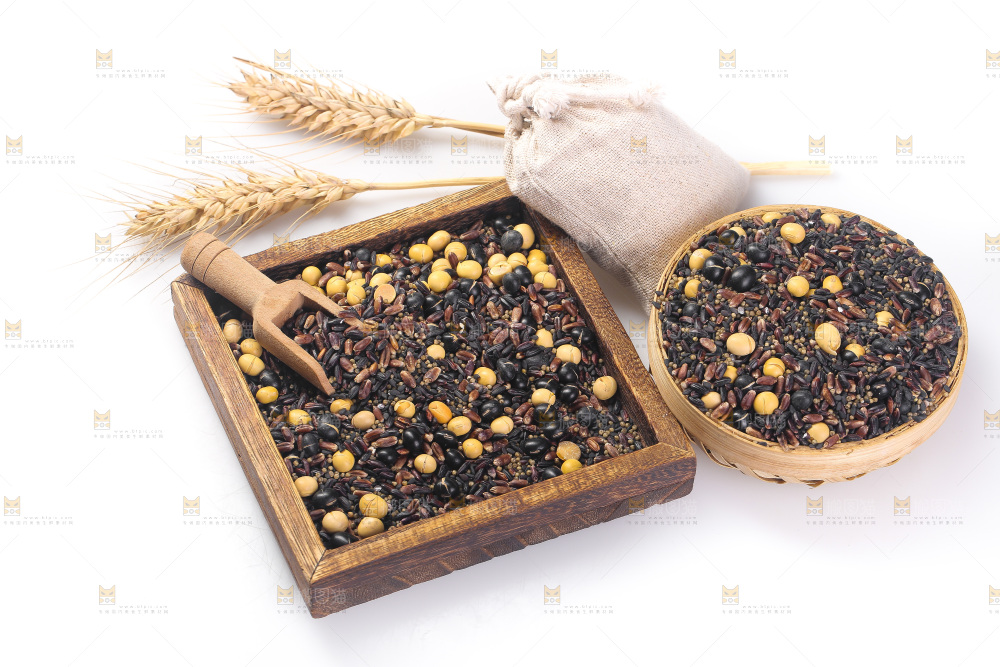 白底上的杂粮豆浆