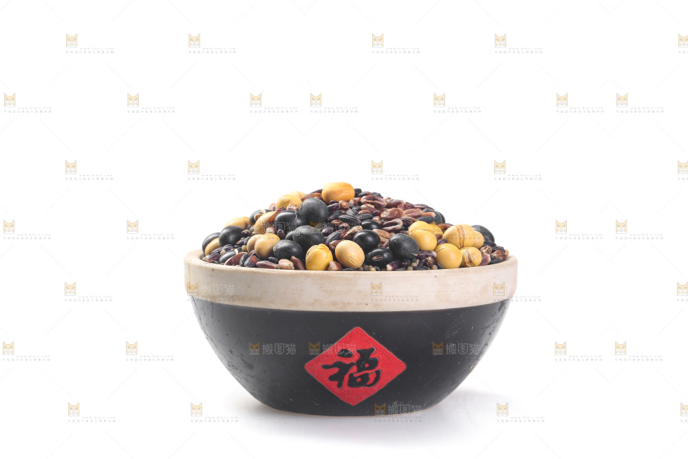 白底上的杂粮豆浆