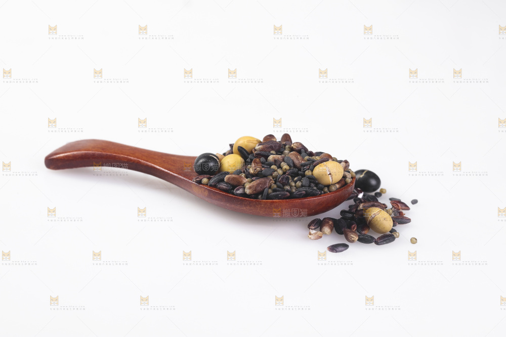 白底上的杂粮豆浆