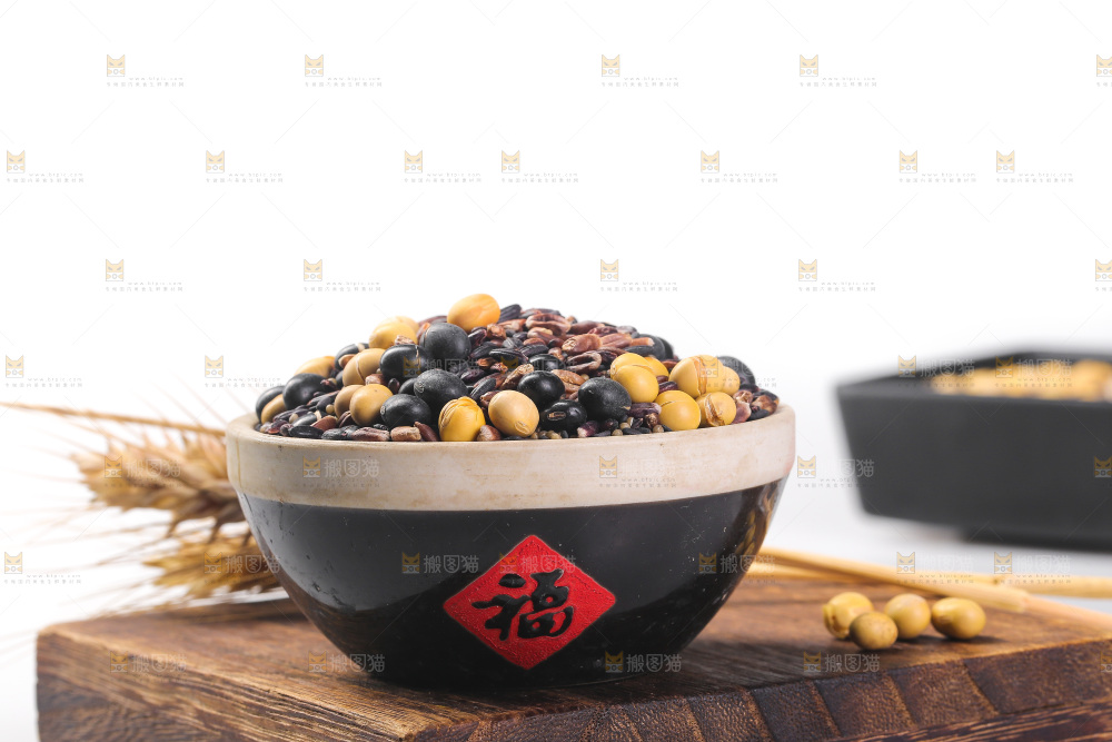 白底上的杂粮豆浆