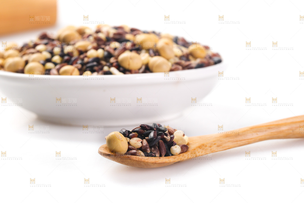 白底上的杂粮豆浆