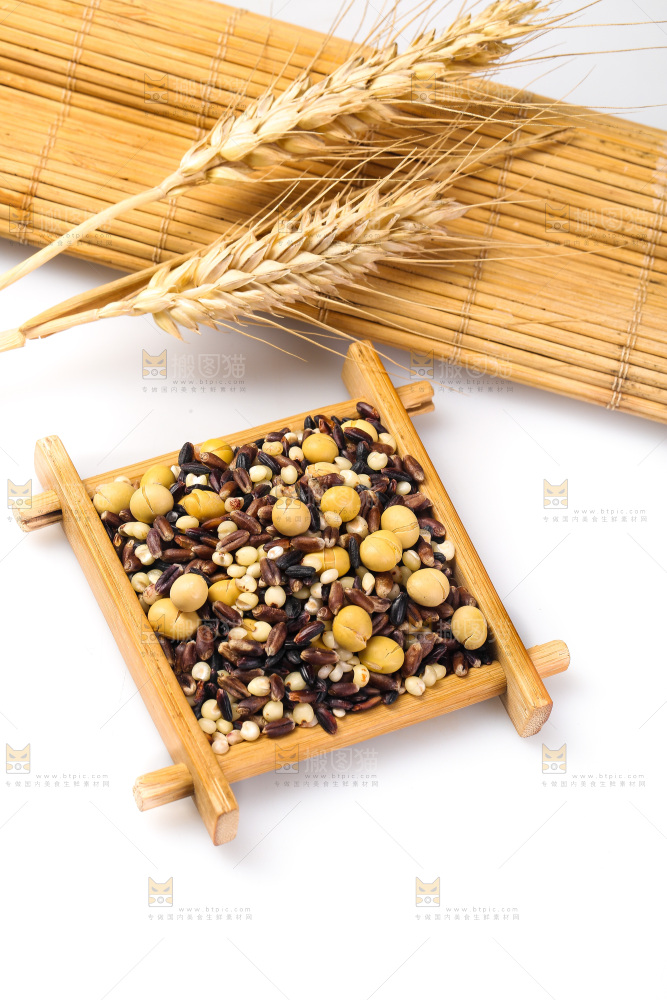 白底上的杂粮豆浆