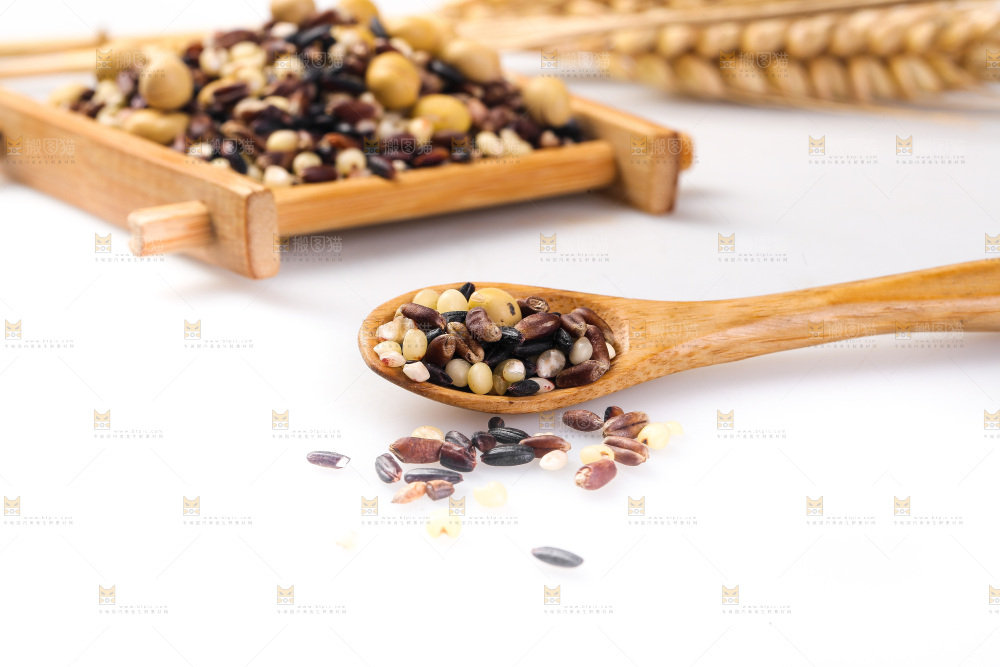 白底上的杂粮豆浆