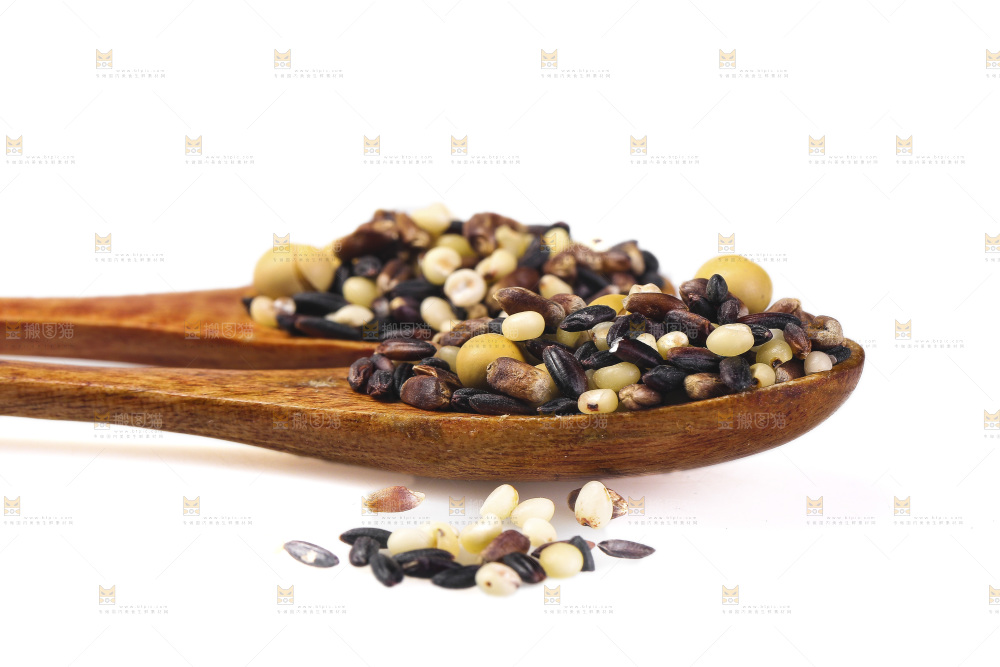 白底上的杂粮豆浆