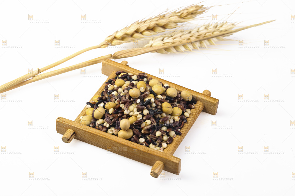 白底上的杂粮豆浆