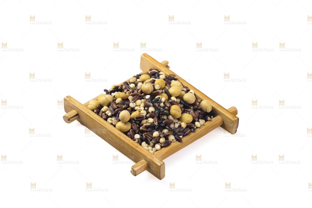 白底上的杂粮豆浆