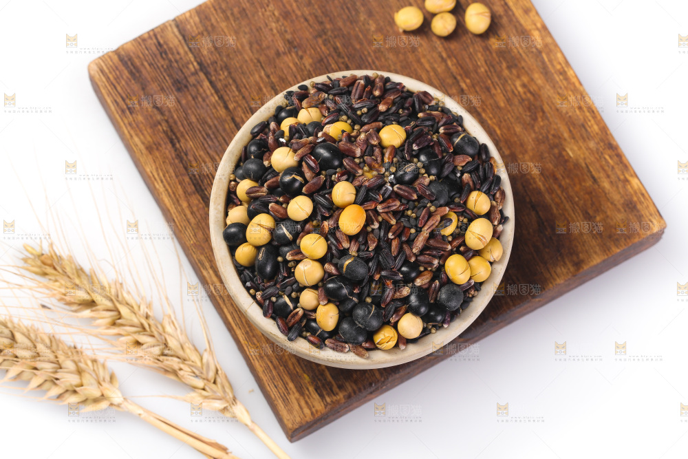 白底上的杂粮豆浆