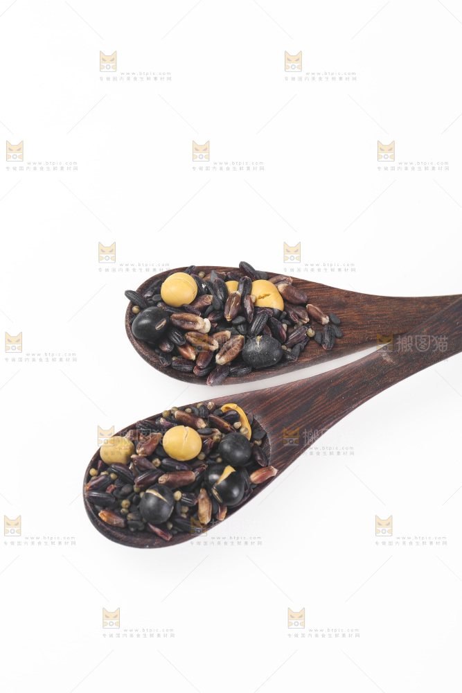白底上的杂粮豆浆