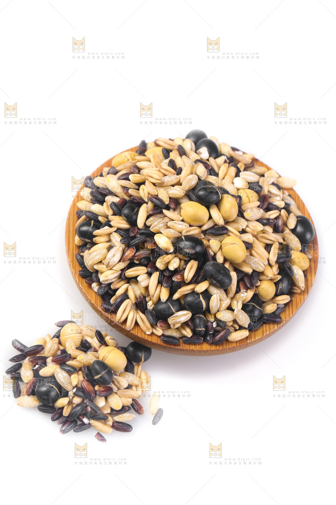 白底上的杂粮豆浆