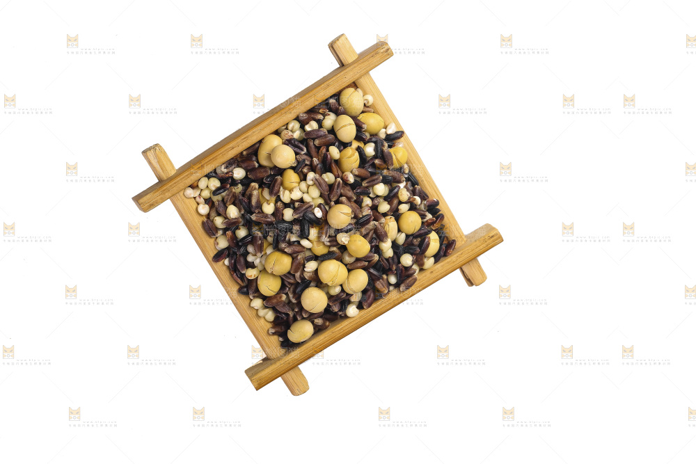 白底上的杂粮豆浆