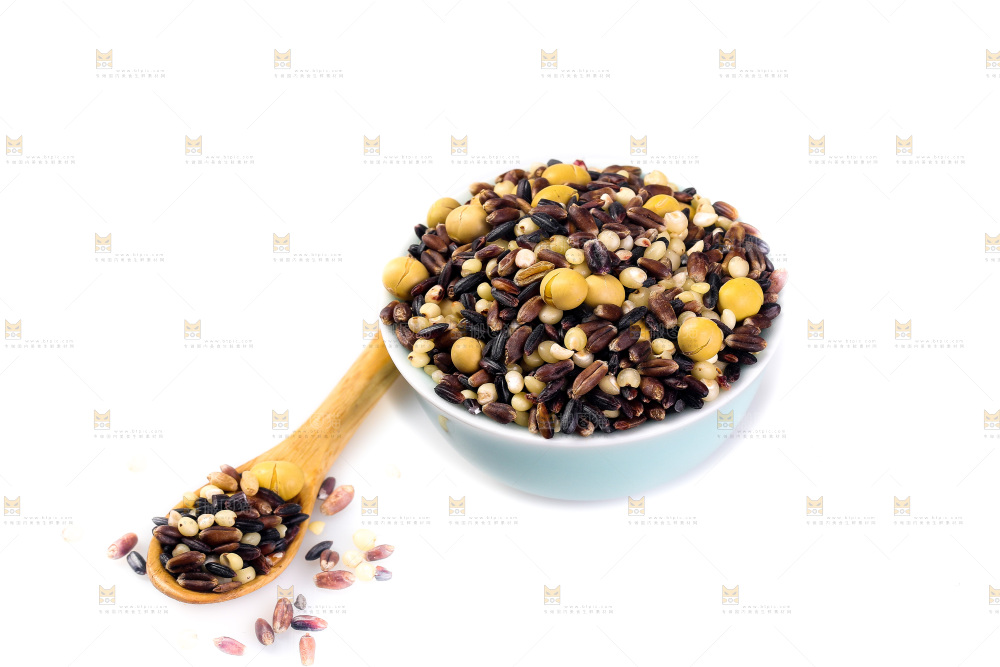 白底上的杂粮豆浆