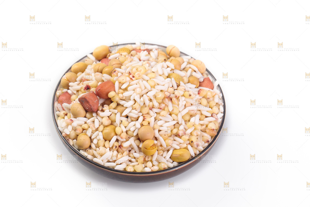 白底上的花生五谷豆浆