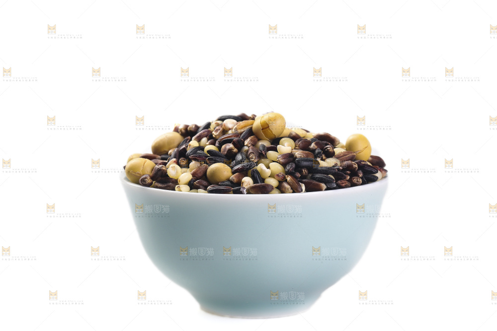 白底上的杂粮豆浆