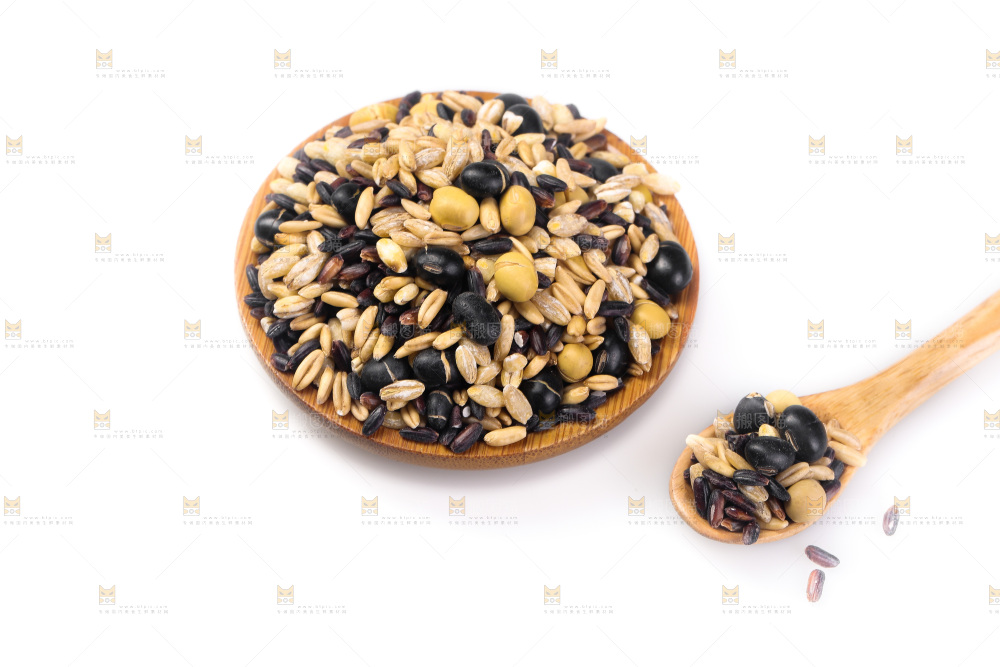 白底上的杂粮豆浆