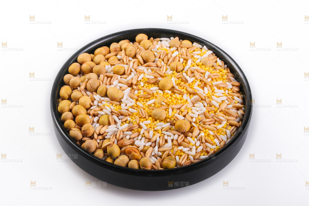 白底上的杂粮豆浆