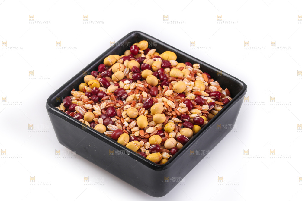 白底上的杂粮豆浆
