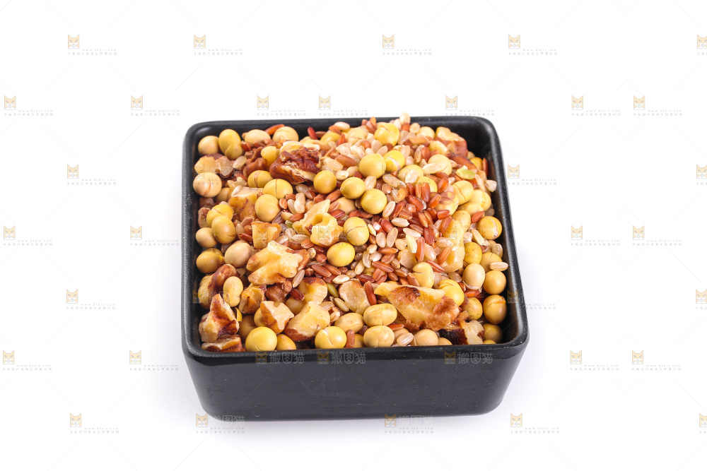 白底上的杂粮豆浆