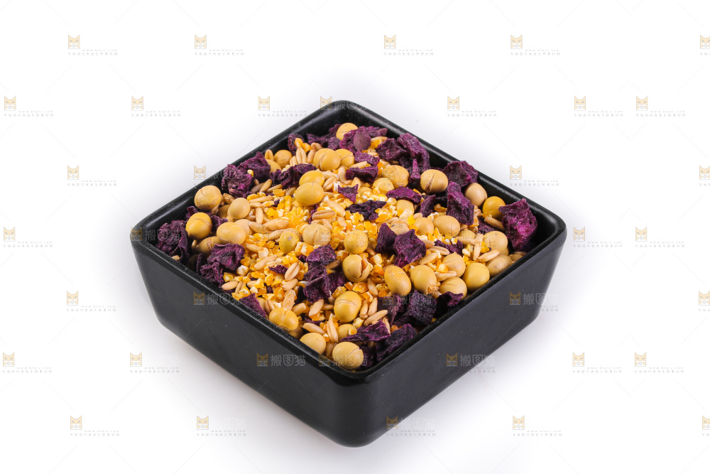 白底上的杂粮豆浆