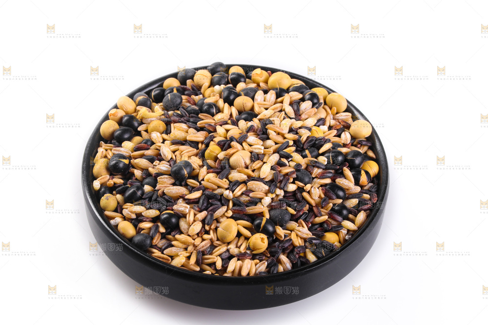 白底上的杂粮豆浆