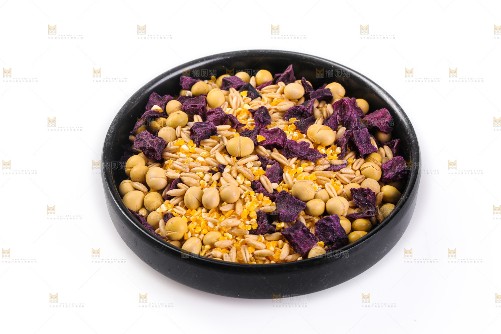 白底上的杂粮豆浆