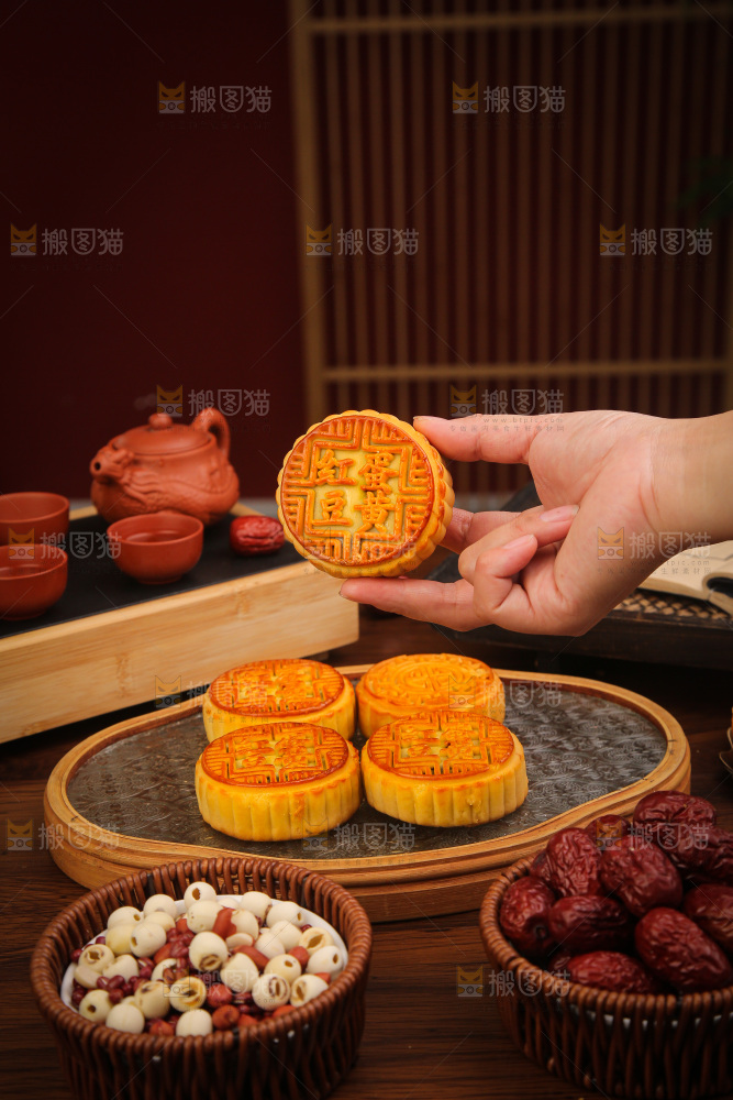 深底上的红豆蛋黄月饼