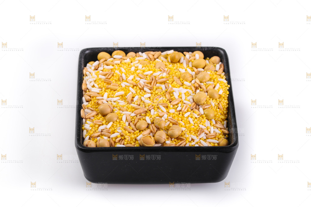 白底上的杂粮豆浆