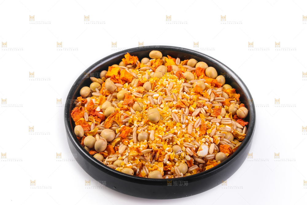 白底上的杂粮豆浆