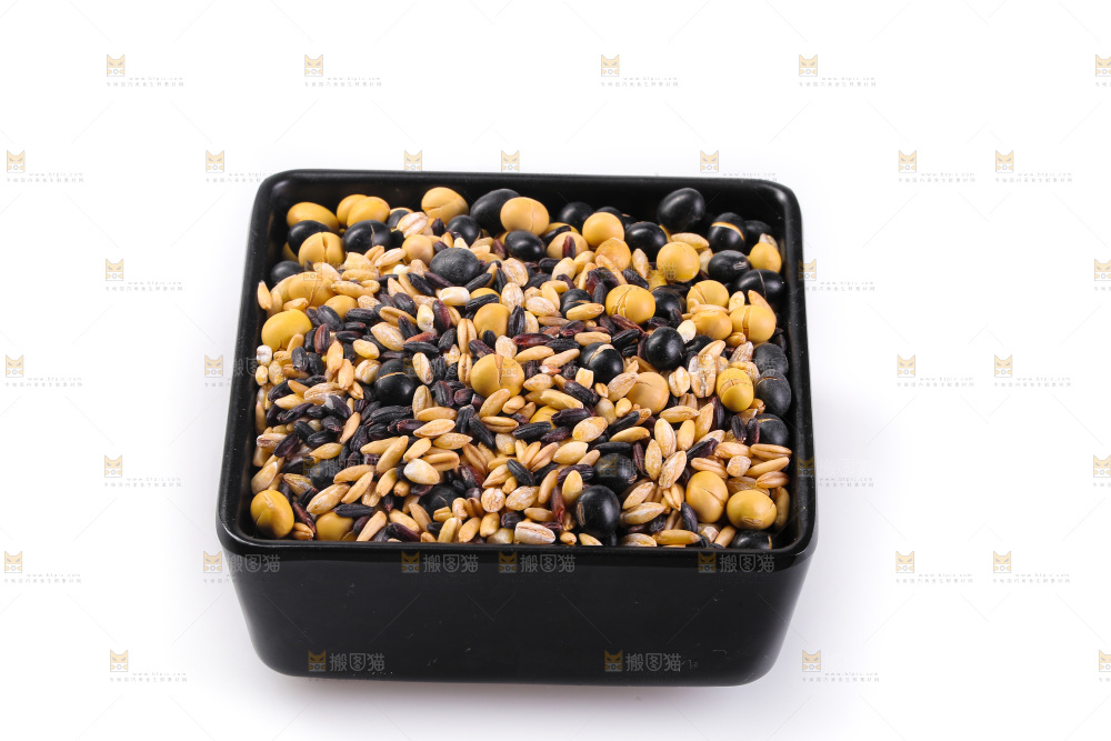 白底上的杂粮豆浆