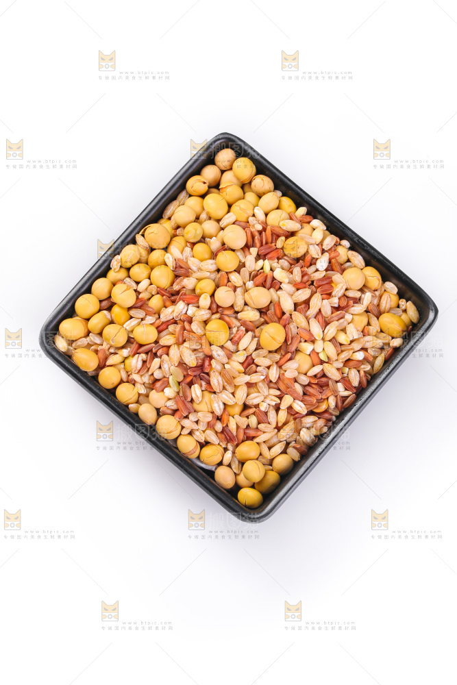 白底上的杂粮豆浆