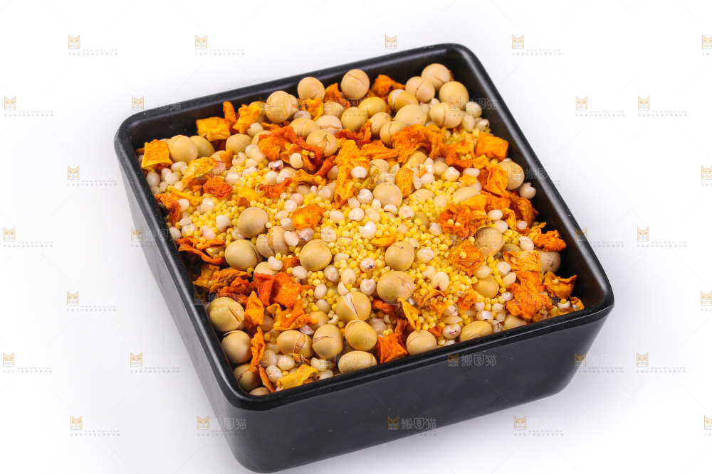 白底上的杂粮豆浆