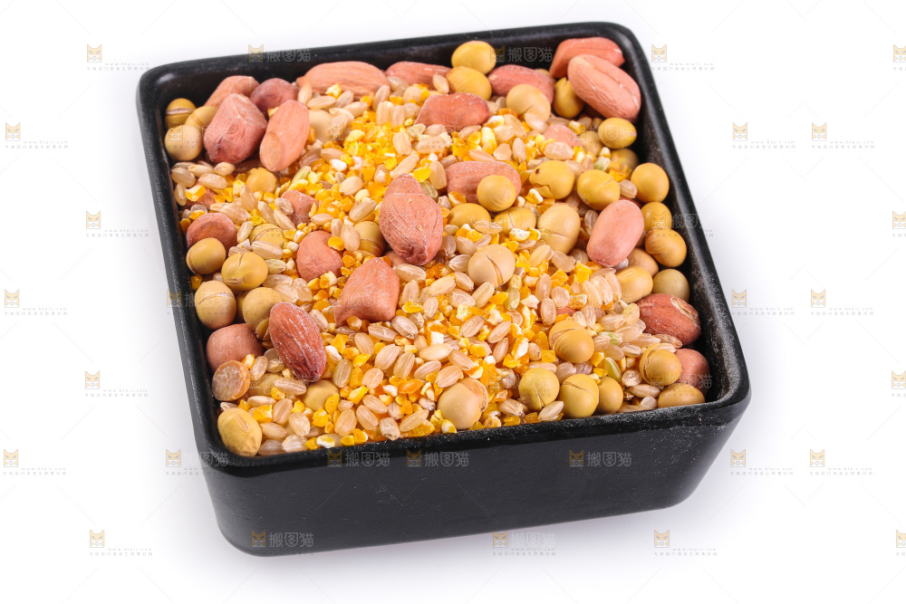白底上的杂粮豆浆