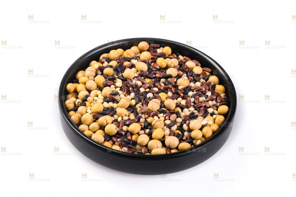 白底上的杂粮豆浆
