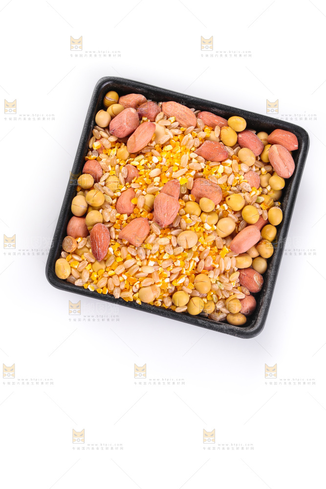 白底上的杂粮豆浆