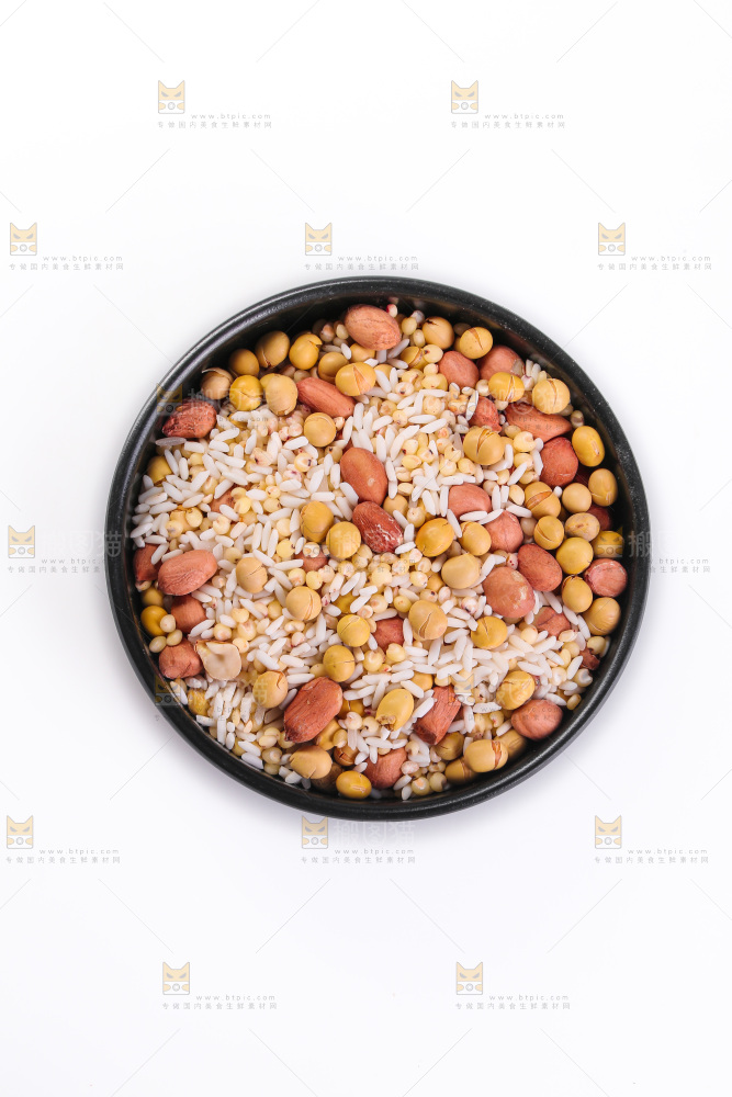 白底上的杂粮豆浆