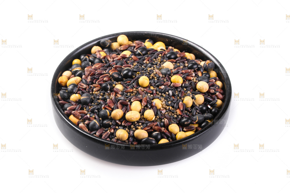 白底上的杂粮豆浆