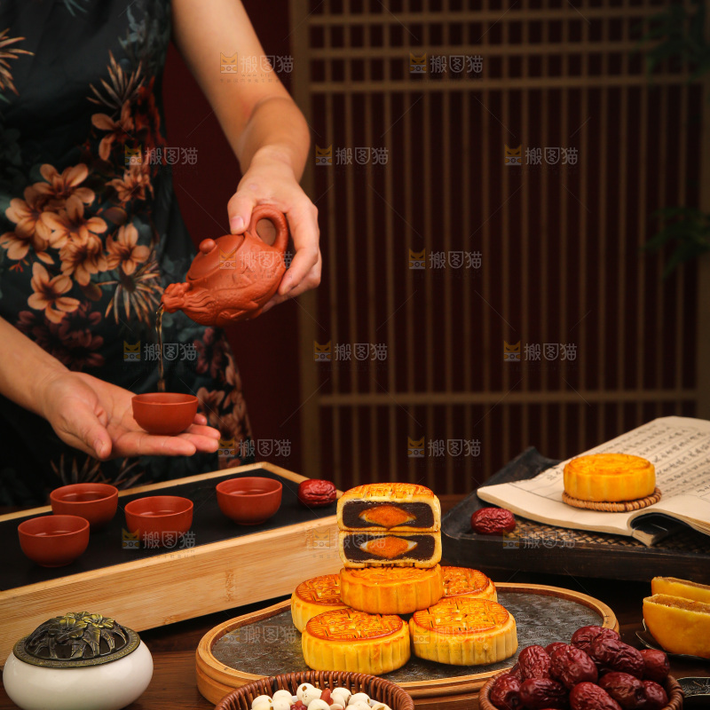 深底上的红豆蛋黄月饼