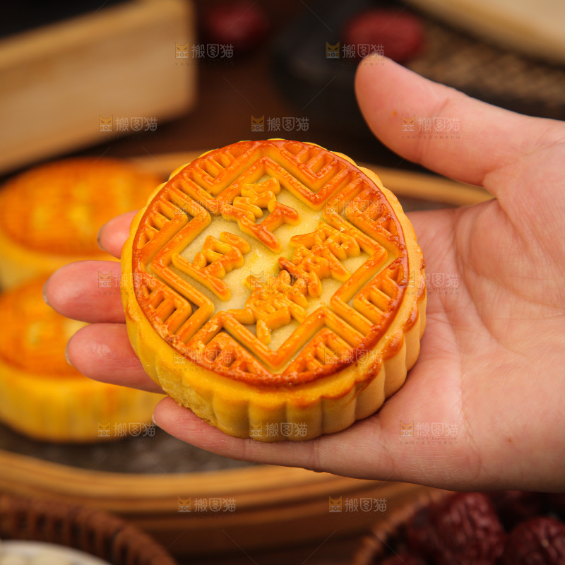 深底上的红豆蛋黄月饼