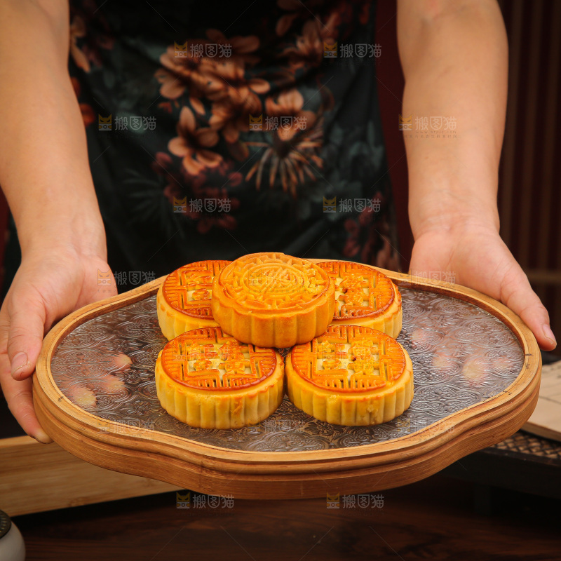 深底上的红豆蛋黄月饼