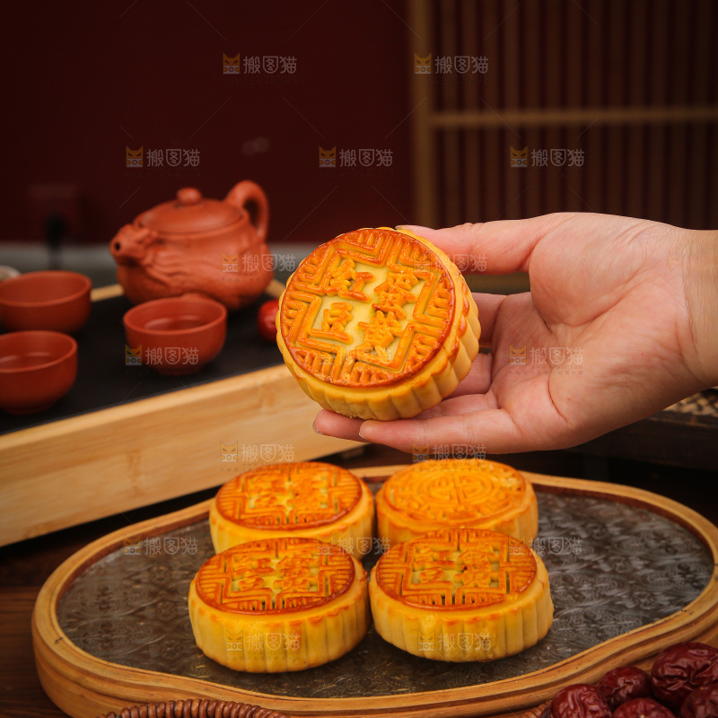 深底上的红豆蛋黄月饼