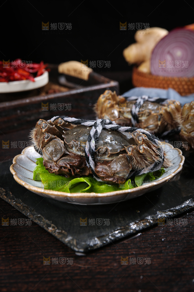 深底上的新鲜大闸蟹