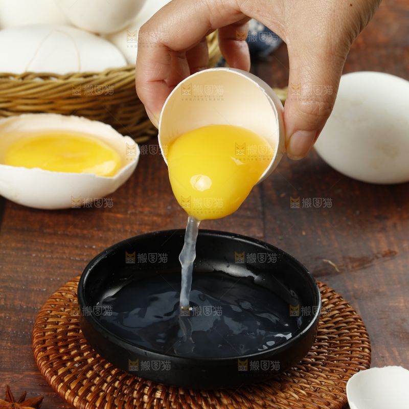 深底上的鹅蛋