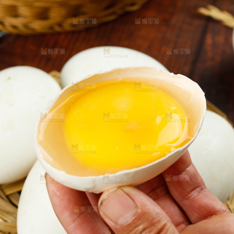 深底上的鹅蛋