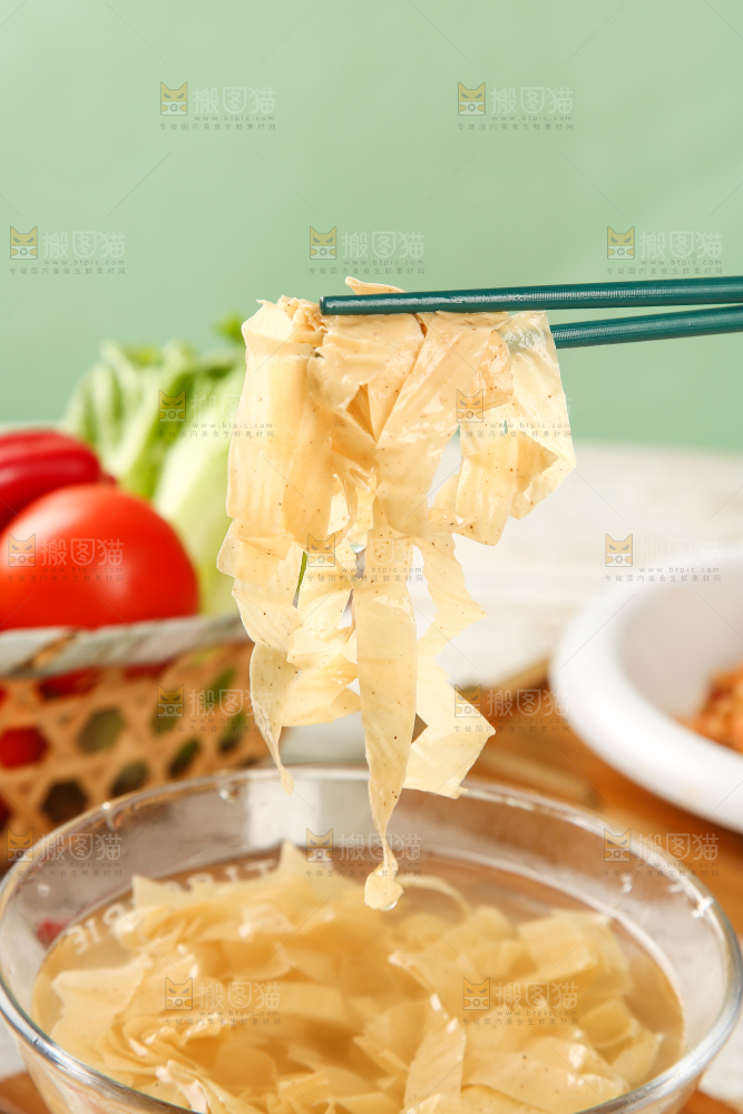 浅底上的人造肉