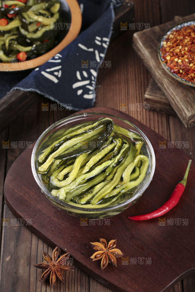 深底上的黄瓜干