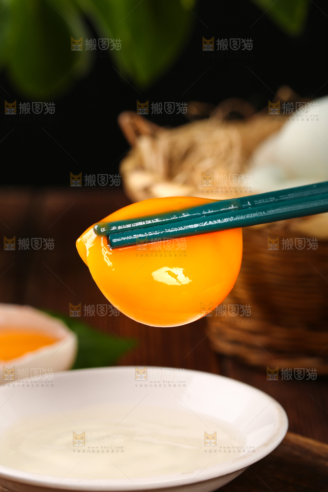 深底上的鸭蛋