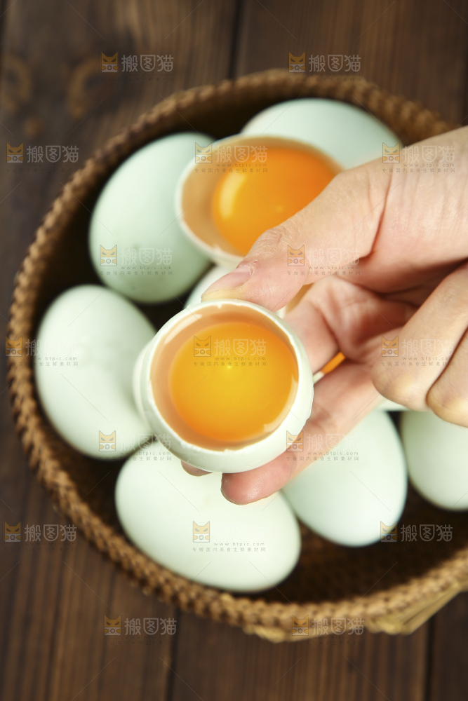 深底上的鸭蛋